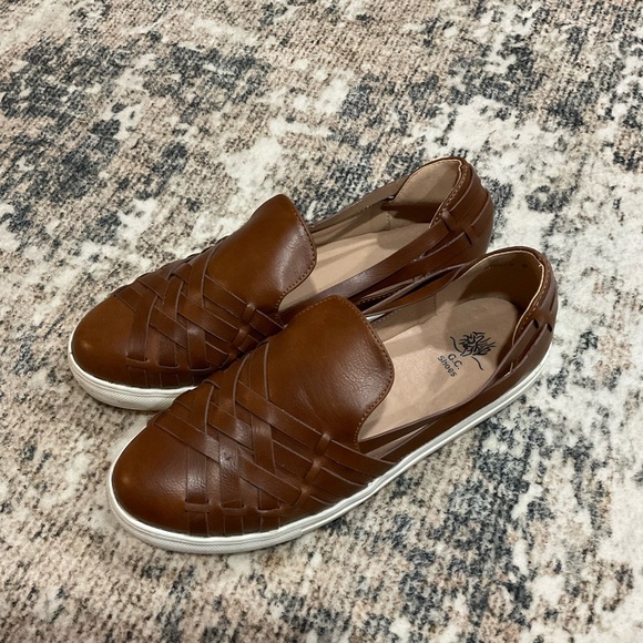 G.C. Shoes Woven Brown Leather Slip On Women’s Size 9 - Picture 2 of 3